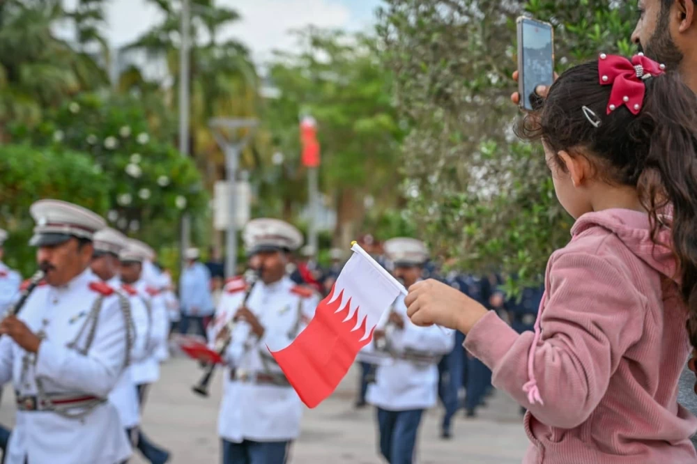 محافظ العاصمة يحضر طابور شرطة البحرين احتفاءاً بالاعياد الوطنية