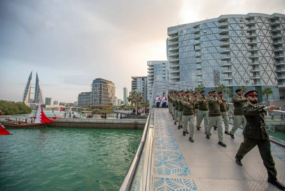 محافظ العاصمة يحضر طابور شرطة البحرين احتفاءاً بالاعياد الوطنية