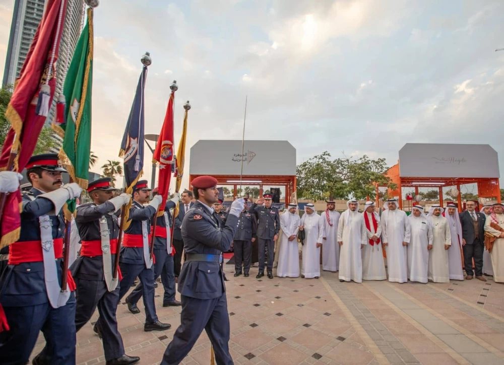 محافظ العاصمة يحضر طابور شرطة البحرين احتفاءاً بالاعياد الوطنية