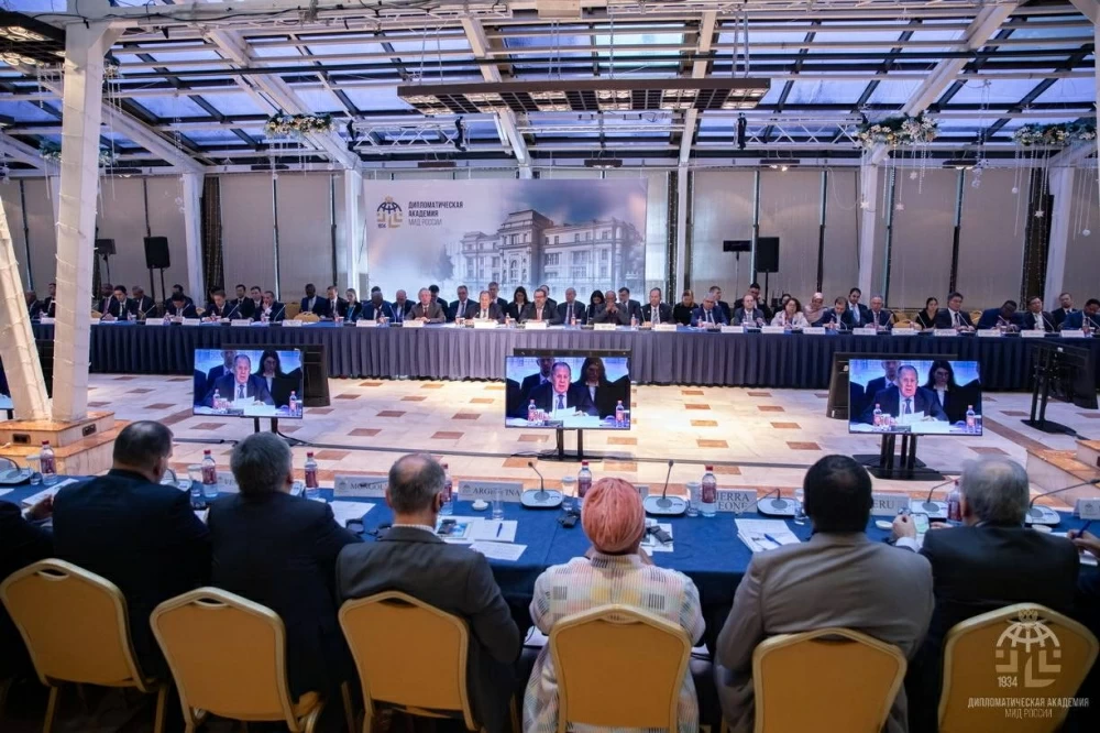 سفير البحرين بروسيا يشارك في لقاء الطاولة المستديرة لوزير الخارجية الروسي