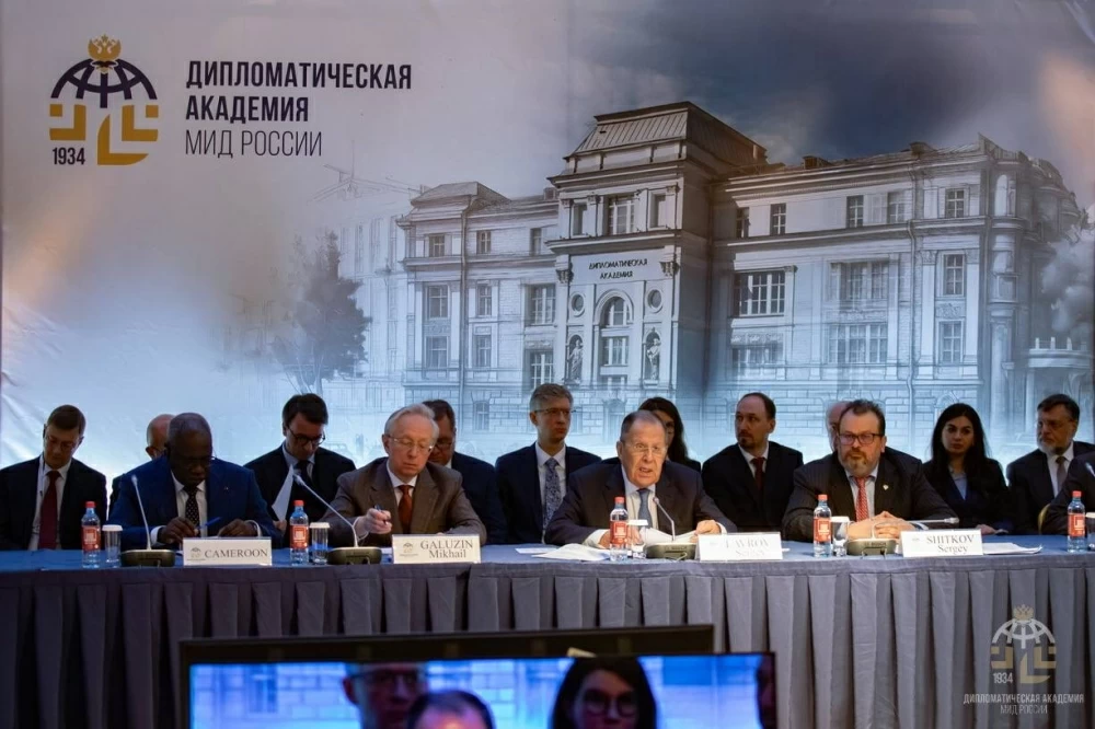 سفير البحرين بروسيا يشارك في لقاء الطاولة المستديرة لوزير الخارجية الروسي