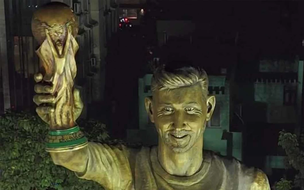 مشجعون هنود يقيمون تمثالاً بارتفاع 21 مترًا لليونيل ميسي قُبيل زيارته