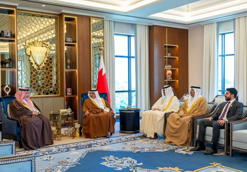 ولي العهد رئيس الوزراء يلتقي مع الرئيس التنفيذي لبورصة البحرين