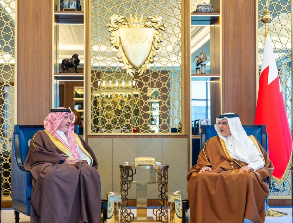 ولي العهد رئيس الوزراء يلتقي مع الرئيس التنفيذي لبورصة البحرين 
