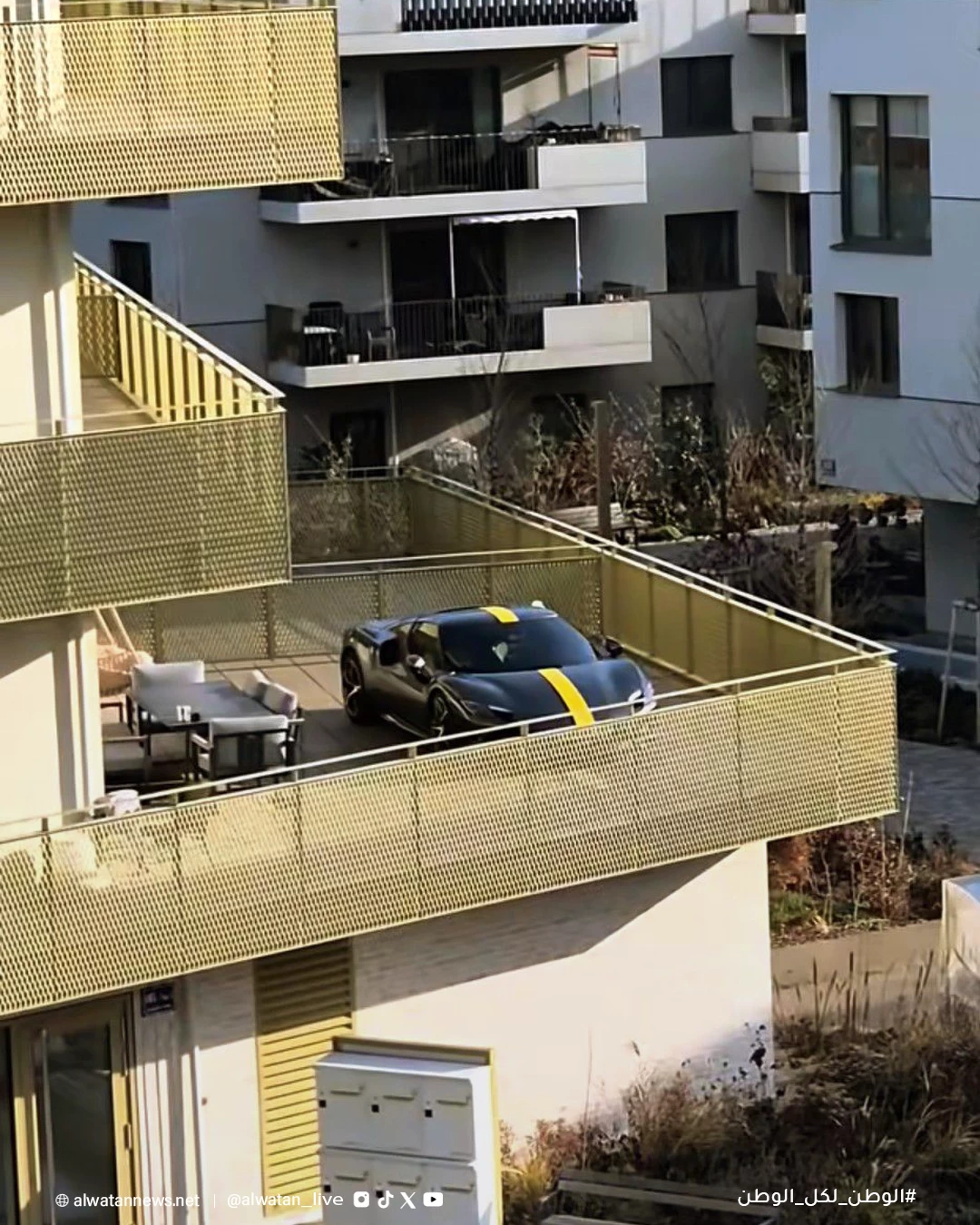 فيينا: رجل يرفع «فيراري» فخمة بقيمة 400 ألف يورو على شرفته لعدم توفر مواقف 