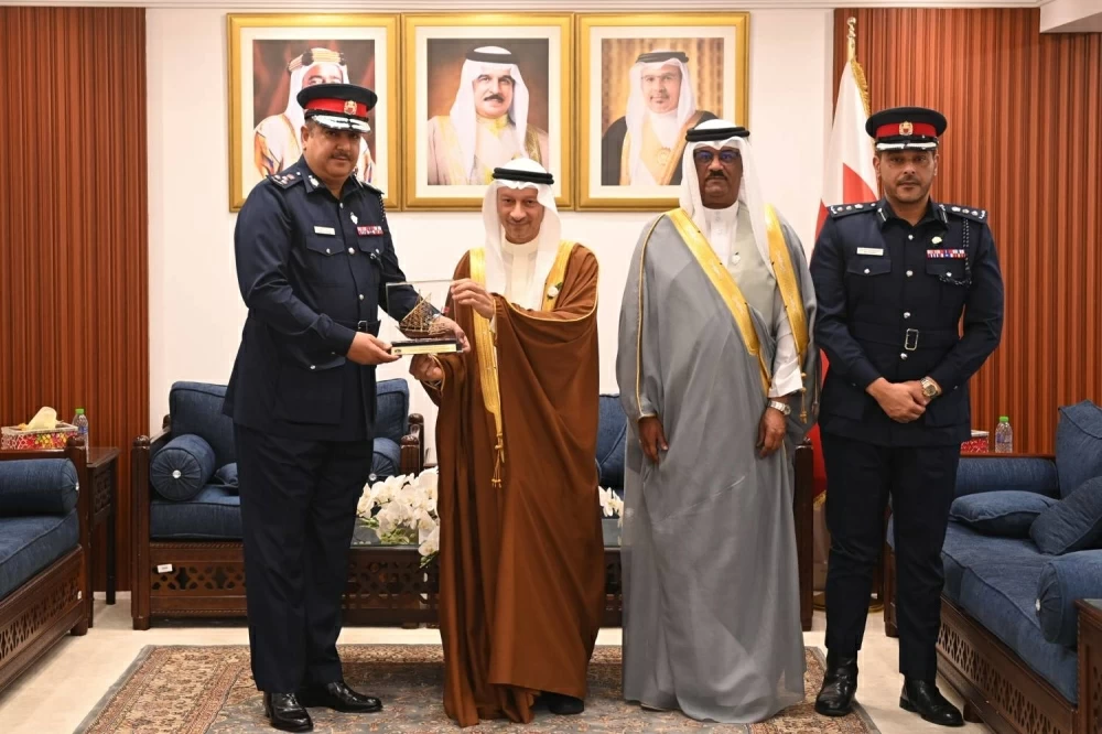 محافظ الشمالية يكرم عدداً من الضباط بمناسبة يوم شرطة البحرين