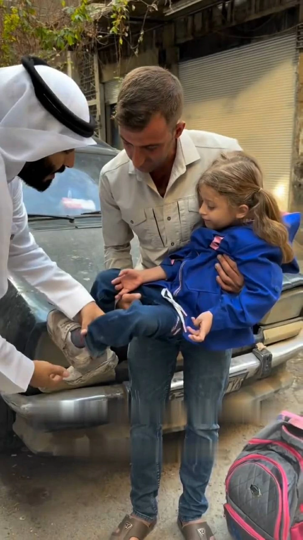 &laquo;سأستطيع السير والركض كالآخرين&raquo;.. صانع محتوى سعودي يحقق حلم طفلة شامية (فيديو)