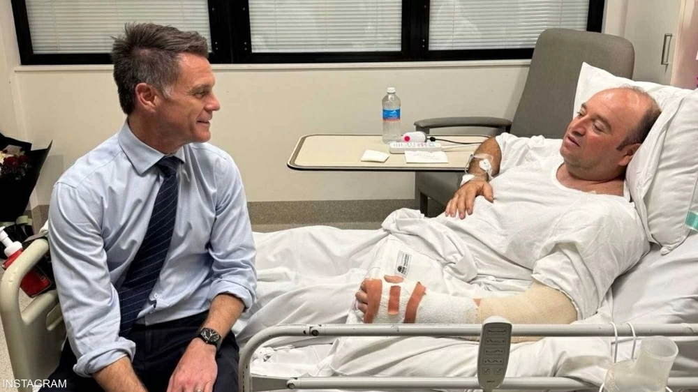 رئيس وزراء ولاية نيو ساوث ويلز يزور المواطن المسلم أحمد الأحمد في المستشفى 