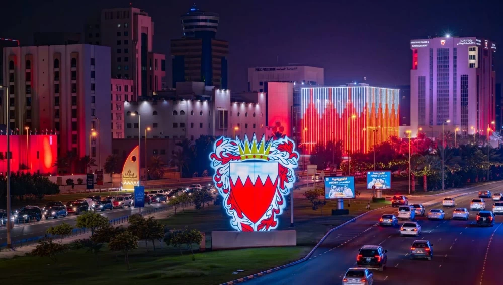 شوارع ومعالم البحرين تزدان بمناسبة احتفال المملكة بأعيادها الوطنية 