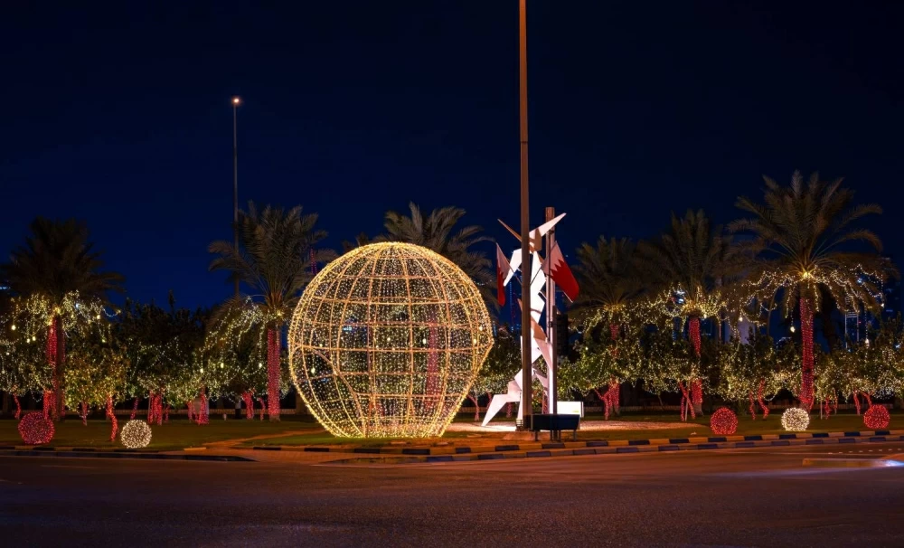 شوارع ومعالم البحرين تزدان بمناسبة احتفال المملكة بأعيادها الوطنية