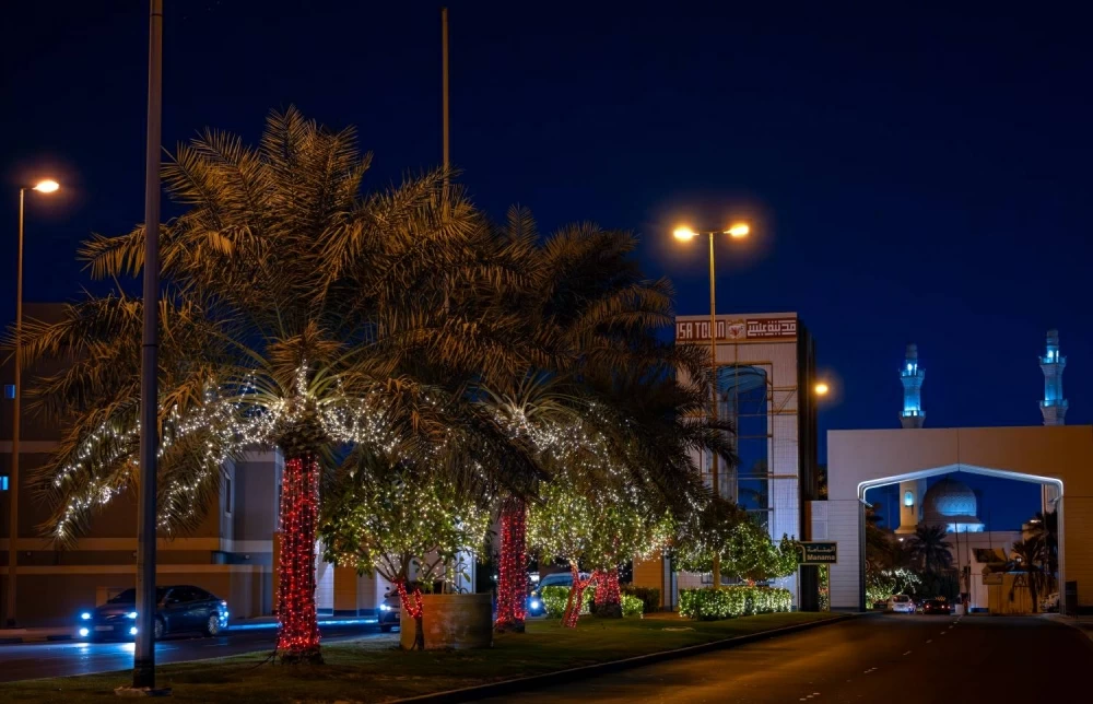 شوارع ومعالم البحرين تزدان بمناسبة احتفال المملكة بأعيادها الوطنية