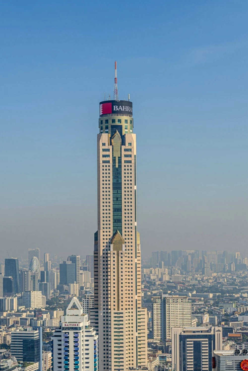 برج بايوكي سكاي في مدينة بانكوك بمملكة تايلند يزدان بعلم مملكة البحرين احتفاءً بالأعياد الوطنية للمملكة