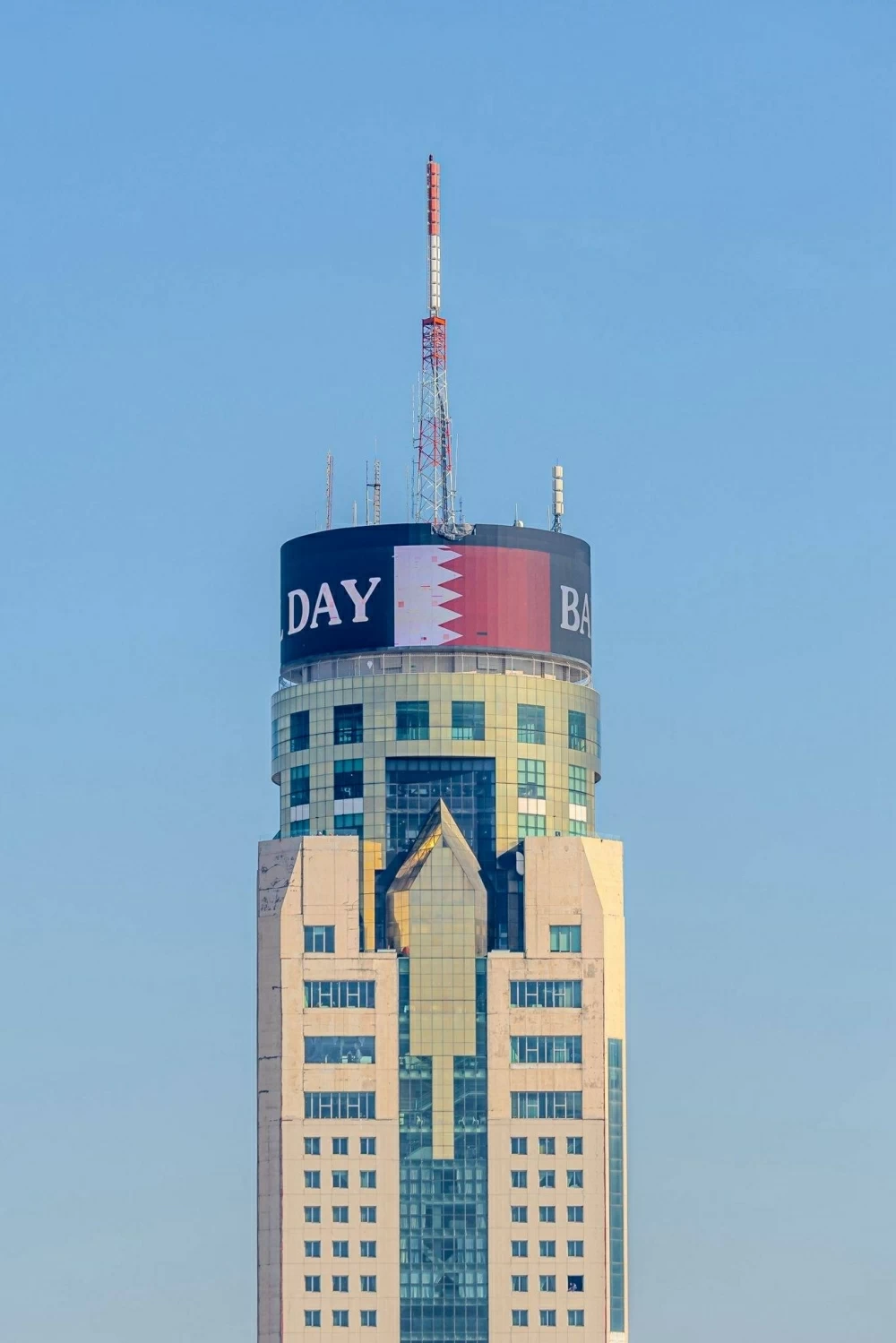 برج بايوكي سكاي في مدينة بانكوك بمملكة تايلند يزدان بعلم مملكة البحرين احتفاءً بالأعياد الوطنية للمملكة 