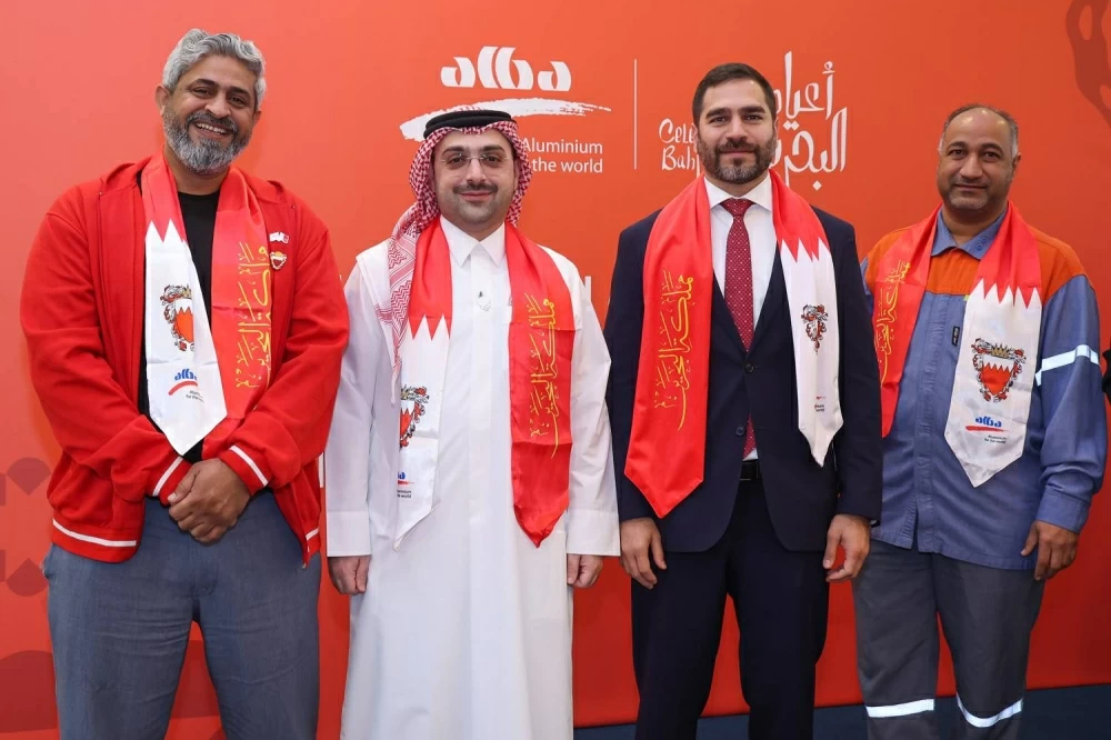 &laquo;ألبا&raquo; تتزين باللون الأحمر احتفاءً بالأعياد الوطنية للبحرين