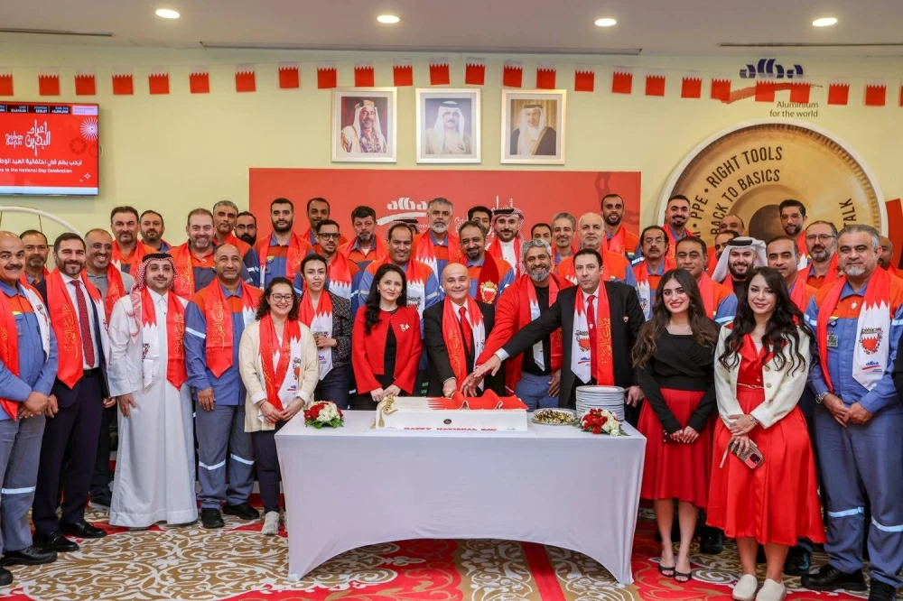 «ألبا» تتزين باللون الأحمر احتفاءً بالأعياد الوطنية للبحرين 