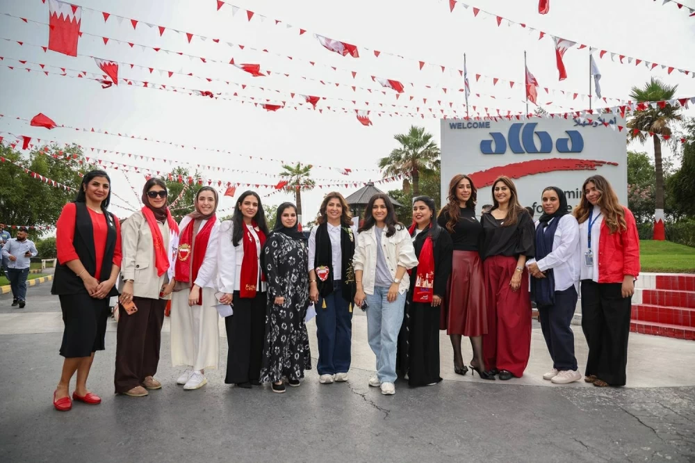 &laquo;ألبا&raquo; تتزين باللون الأحمر احتفاءً بالأعياد الوطنية للبحرين