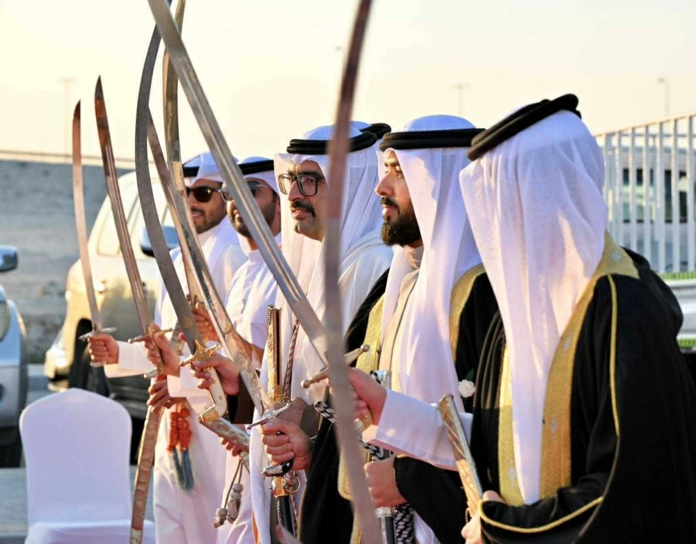 محافظ الجنوبية يحضر عرضة واحتفال أهالي مدينة خليفة بالأعياد الوطنية