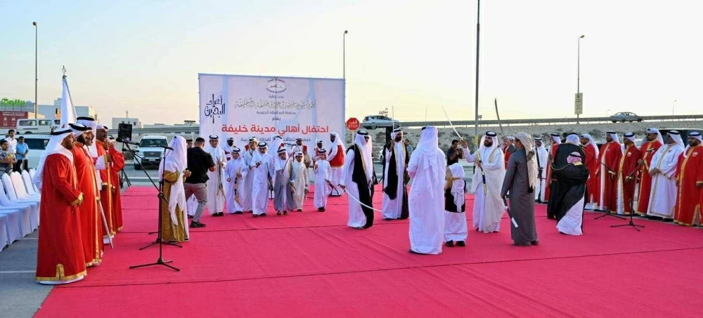 محافظ الجنوبية يحضر عرضة واحتفال أهالي مدينة خليفة بالأعياد الوطنية