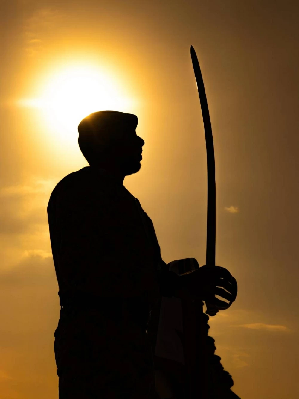 ناصر بن حمد: يوم الشهيد محطة وطنية خالدة نستحضر فيها أسمى معاني التضحية والفداء