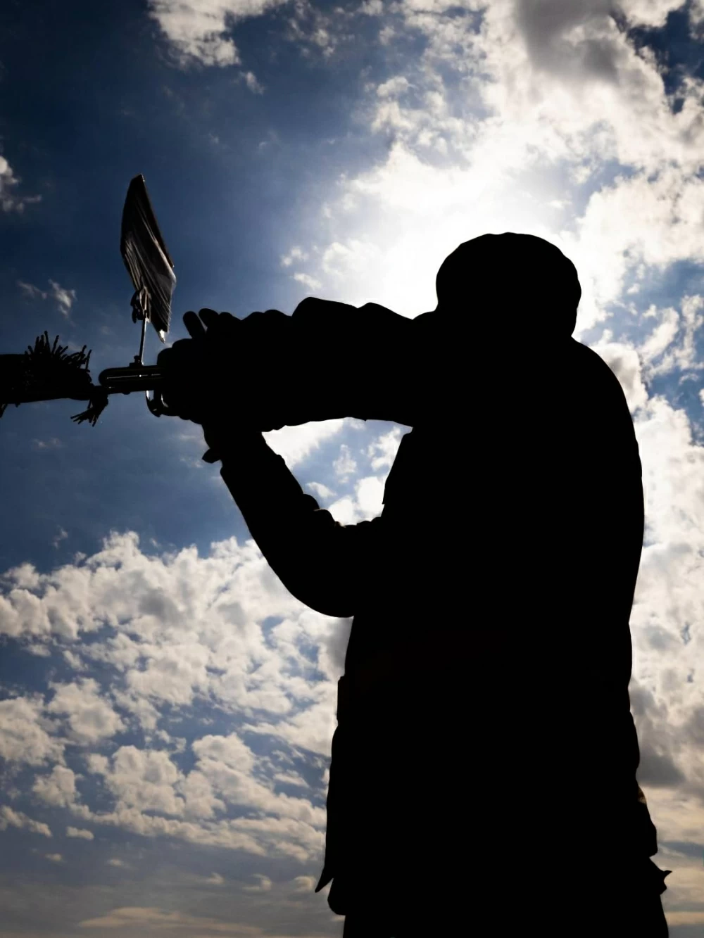 ناصر بن حمد: يوم الشهيد محطة وطنية خالدة نستحضر فيها أسمى معاني التضحية والفداء