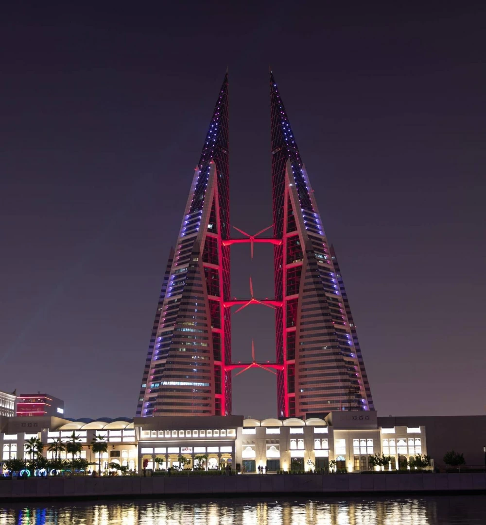 مباني المنامة تتشح باللونين العنابي والأبيض في العيد الوطني لقطر 