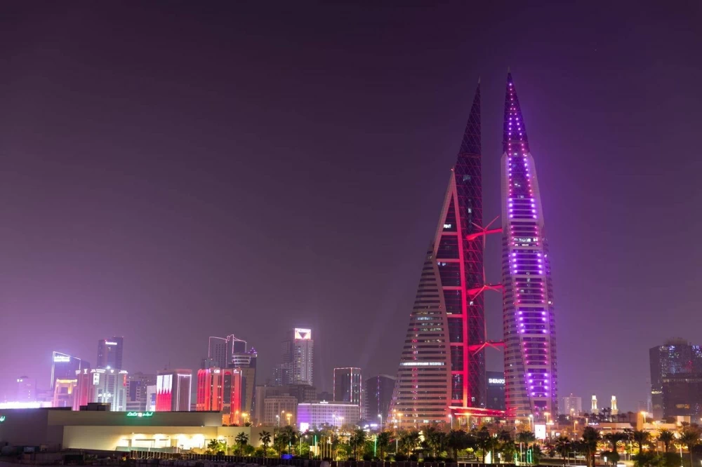 مباني المنامة تتشح باللونين العنابي والأبيض احتفاءً بالعيد الوطني القطري