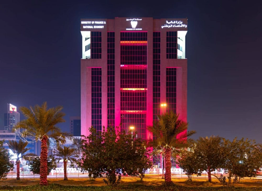 مباني المنامة تتشح باللونين العنابي والأبيض احتفاءً بالعيد الوطني القطري