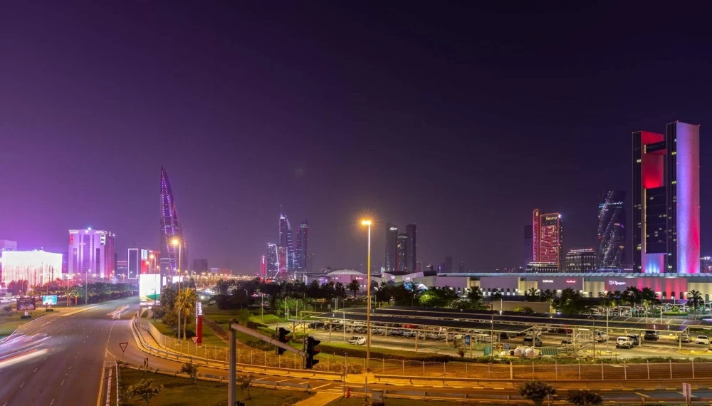 مباني المنامة تتشح باللونين العنابي والأبيض احتفاءً بالعيد الوطني القطري