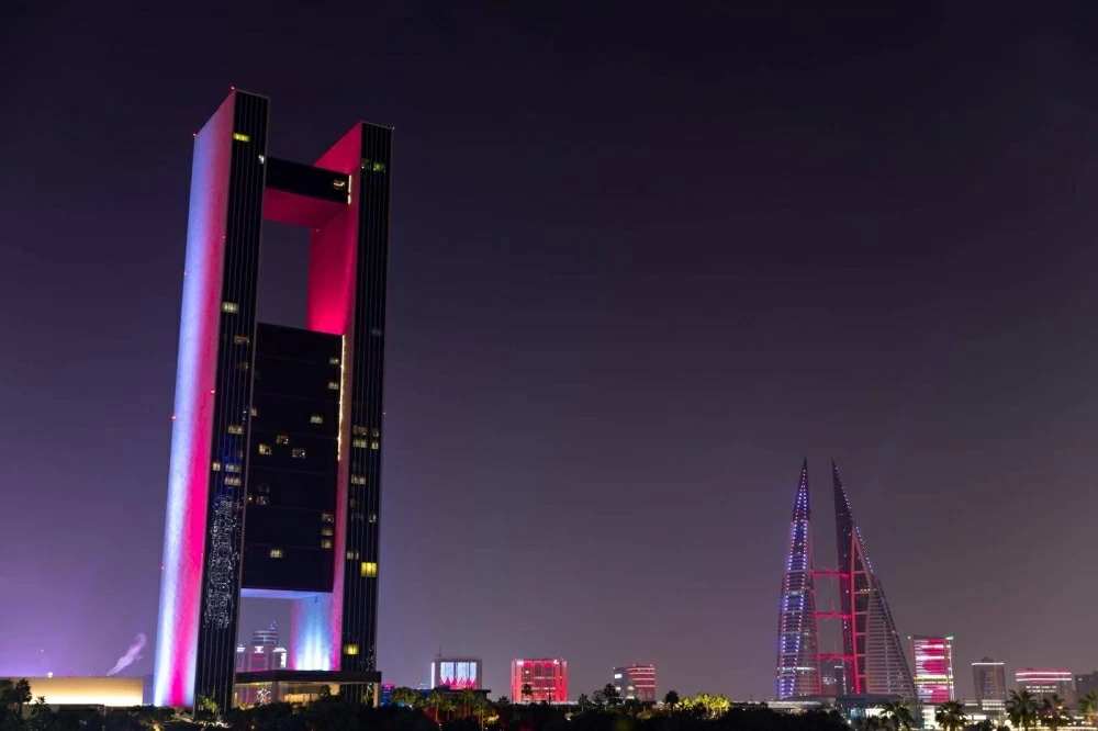 مباني المنامة تتشح باللونين العنابي والأبيض احتفاءً بالعيد الوطني القطري