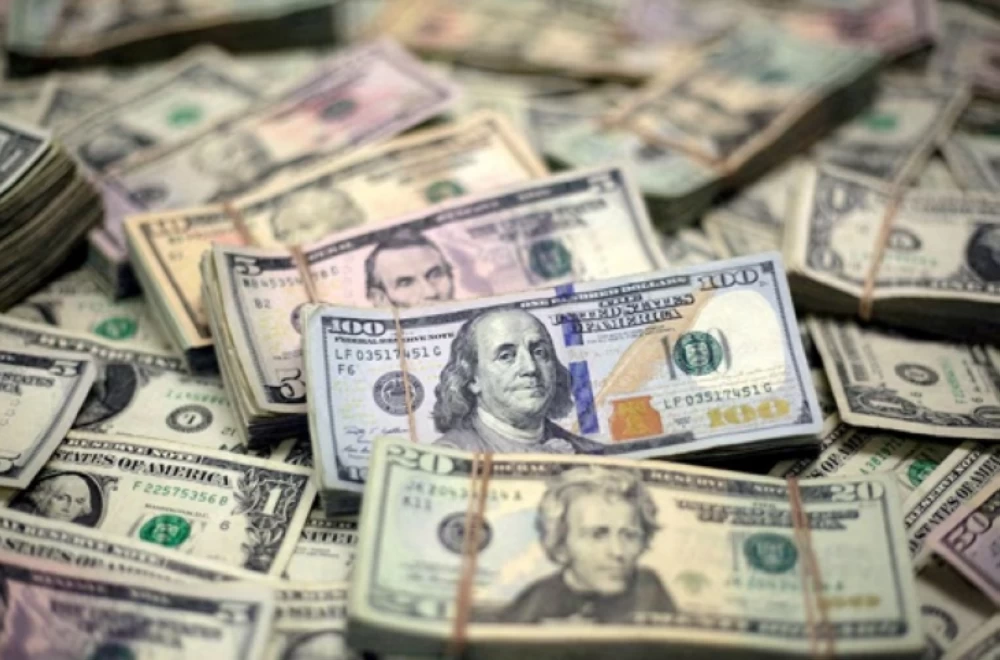 الدولار يحافظ على مكاسبه وسط ترقب قرارات بنوك مركزية 