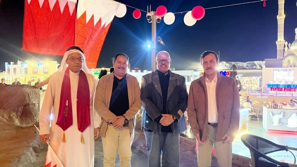 «خوات دنيا» يحتفل بالعيد الوطني البحريني من فوق جبال شرم الشيخ 