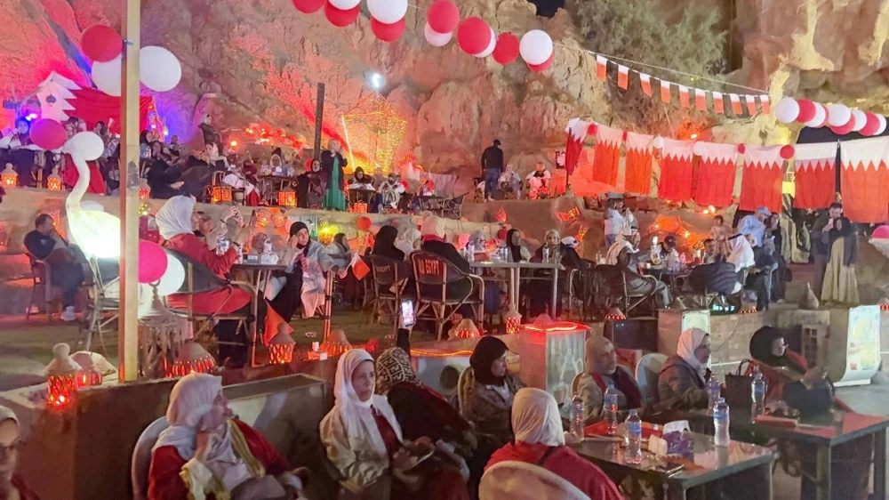 &laquo;خوات دنيا&raquo; يحتفل بالعيد الوطني البحريني من فوق جبال شرم الشيخ