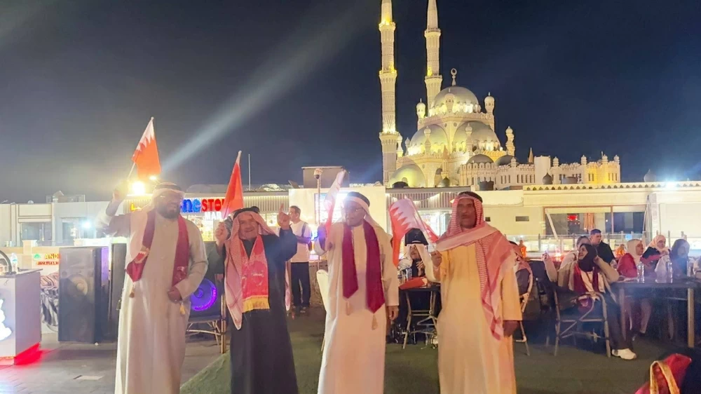 &laquo;خوات دنيا&raquo; يحتفل بالعيد الوطني البحريني من فوق جبال شرم الشيخ