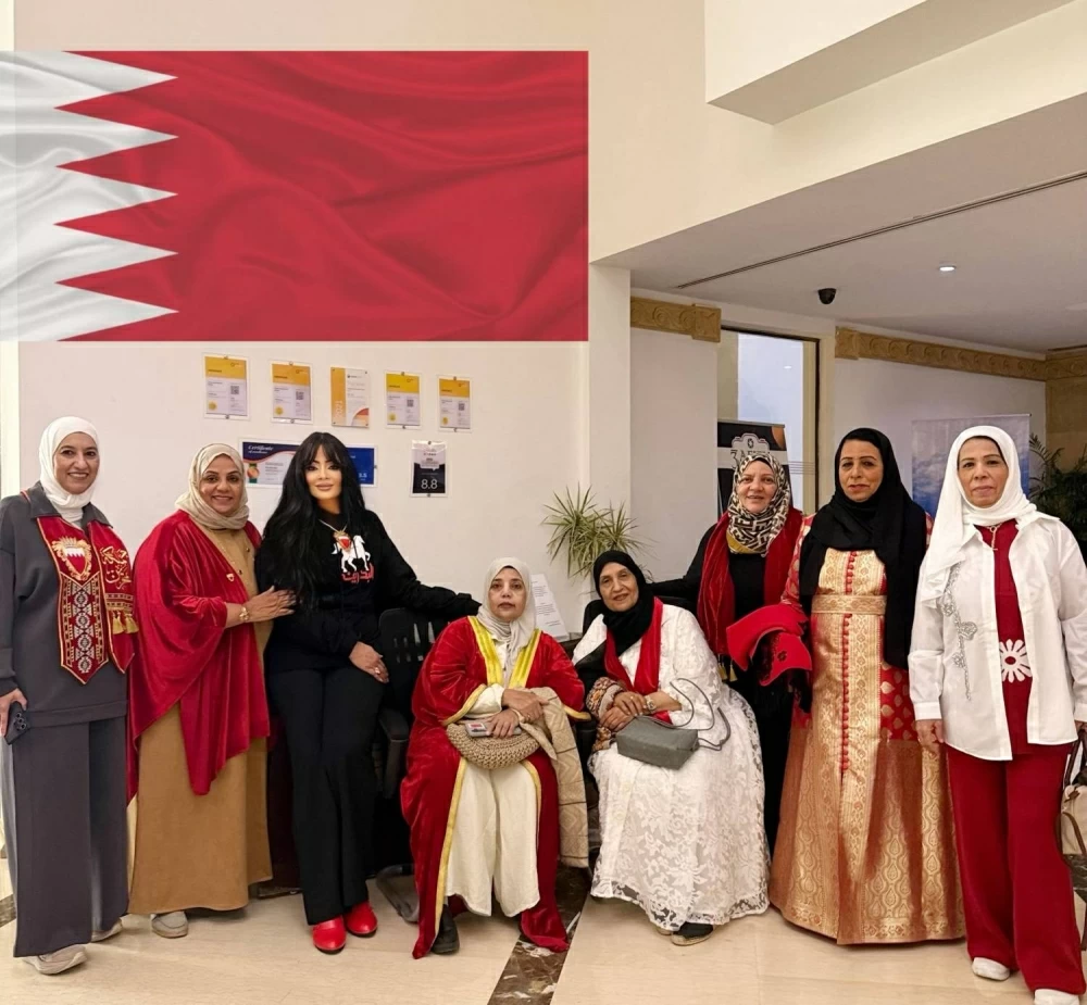 &laquo;خوات دنيا&raquo; يحتفل بالعيد الوطني البحريني من فوق جبال شرم الشيخ