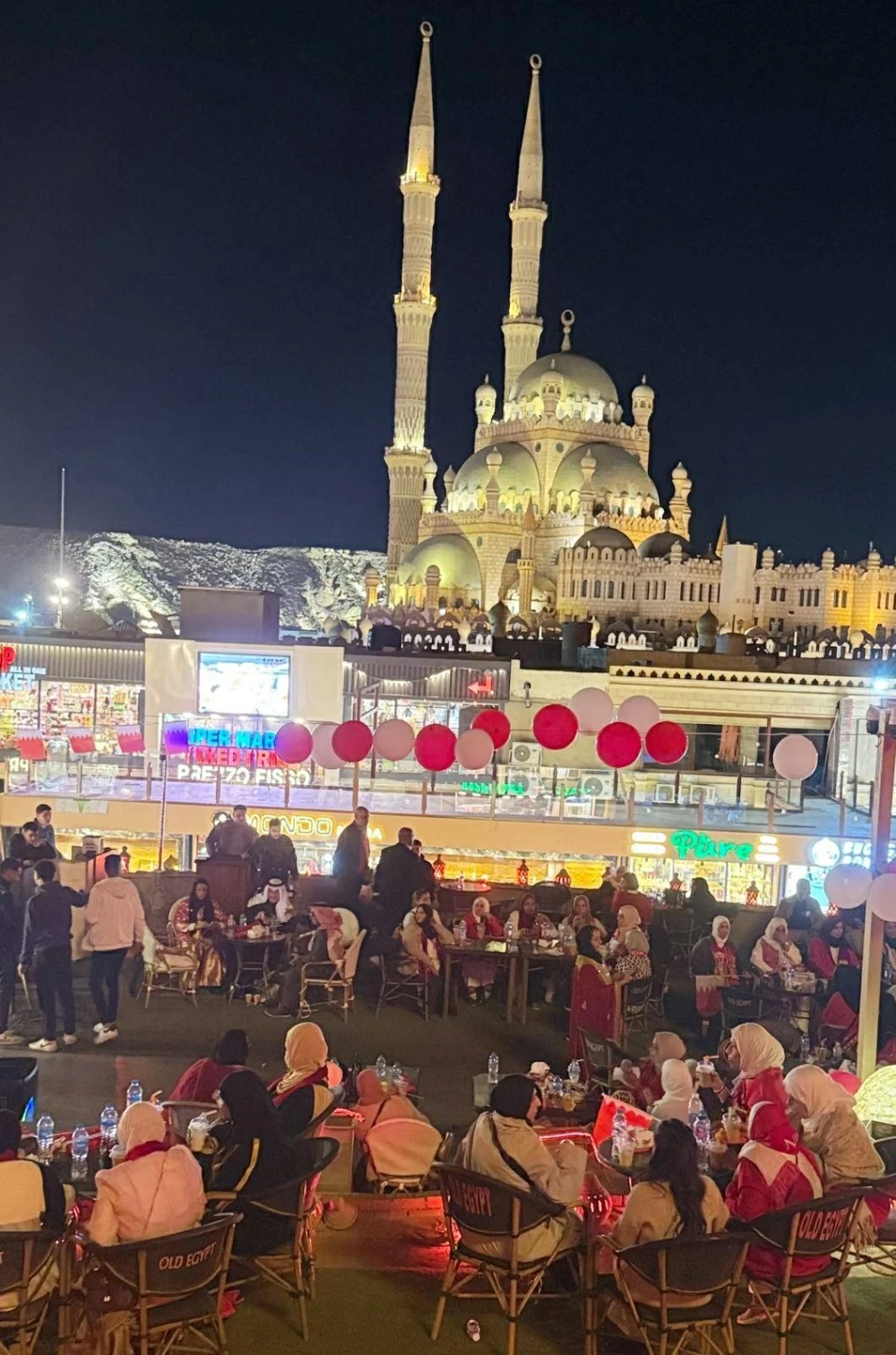 &laquo;خوات دنيا&raquo; يحتفل بالعيد الوطني البحريني من فوق جبال شرم الشيخ