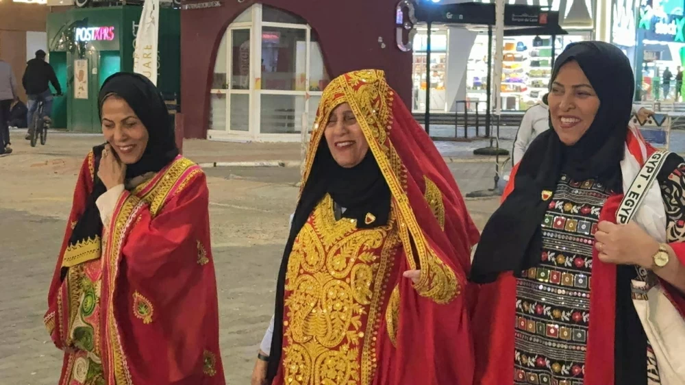 &laquo;خوات دنيا&raquo; يحتفل بالعيد الوطني البحريني من فوق جبال شرم الشيخ