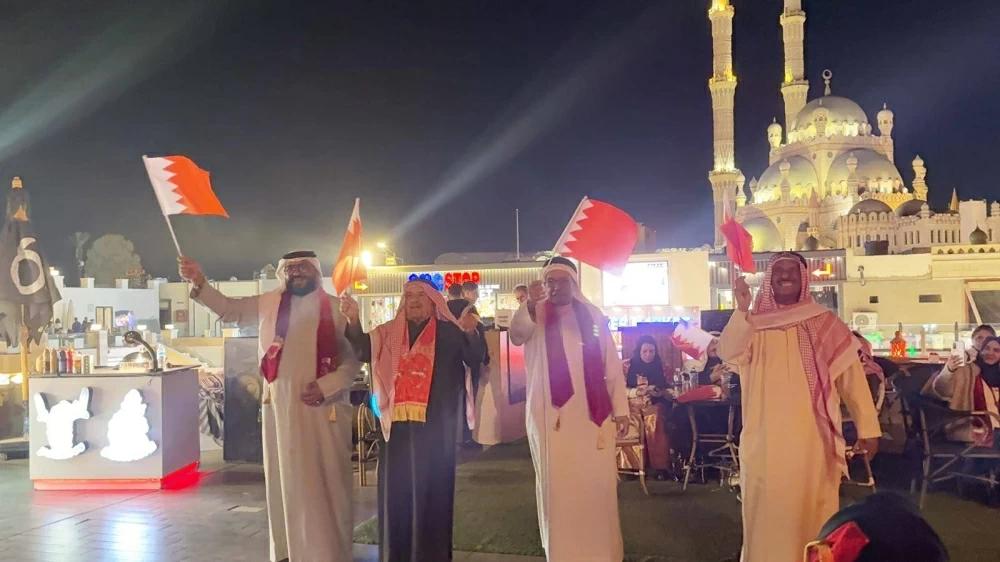 &laquo;خوات دنيا&raquo; يحتفل بالعيد الوطني البحريني من فوق جبال شرم الشيخ
