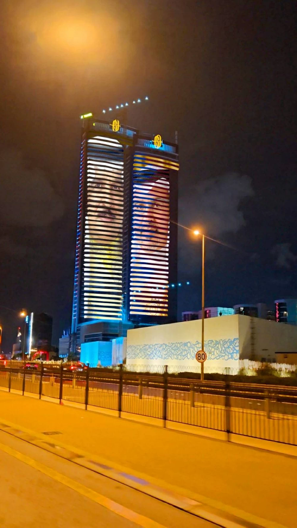 «غرناطة» تحتفي بالعيد الوطني بعرض أكبر صورة للملك وولي العهد رئيس الوزراء 