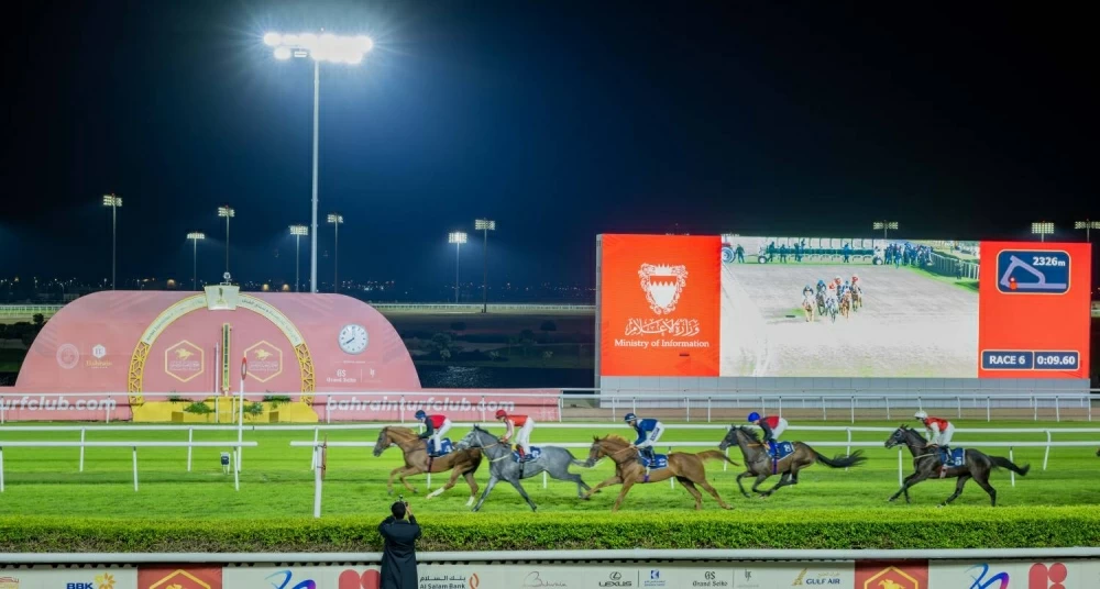 وزير الإعلام يتوّج الفائز بسباق كأس العيد الوطني لسباق الخيل