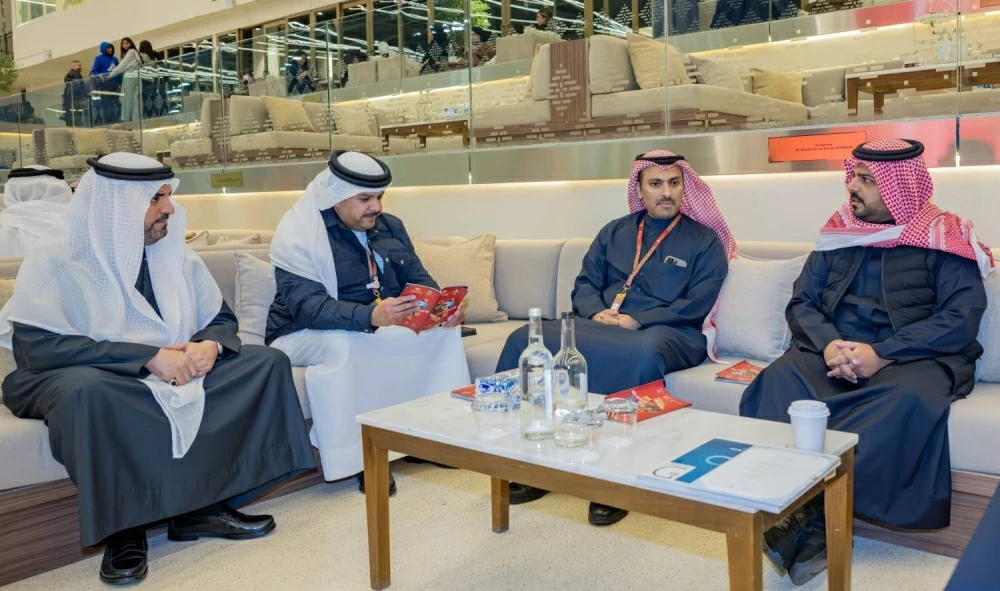 وزير الإعلام يتوّج الفائز بسباق كأس العيد الوطني لسباق الخيل