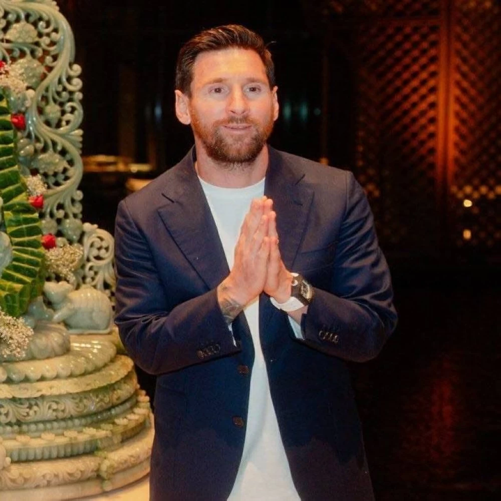 قيمتها خيالية.. أنانت أمباني يهدي ميسي ساعة نادرة بالهند