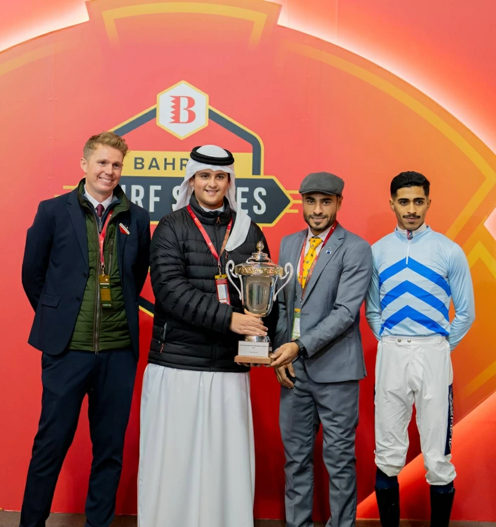 خالد بن حمد وأنجاله يتوجون الفائزين بسباق مهرجان العيد الوطني بنادي راشد