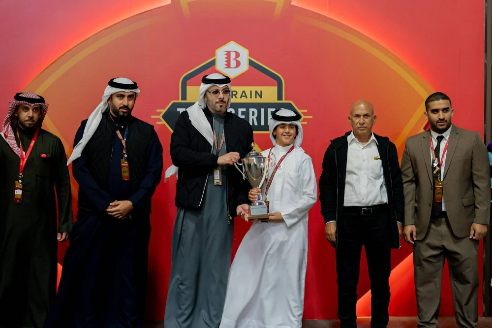 خالد بن حمد وأنجاله يتوجون الفائزين بسباق مهرجان العيد الوطني بنادي راشد 