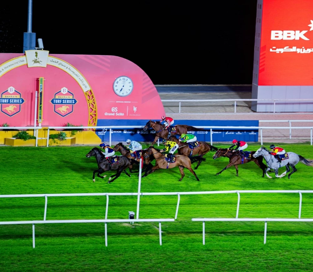 خالد بن حمد وأنجاله يتوجون الفائزين بسباق مهرجان العيد الوطني بنادي راشد