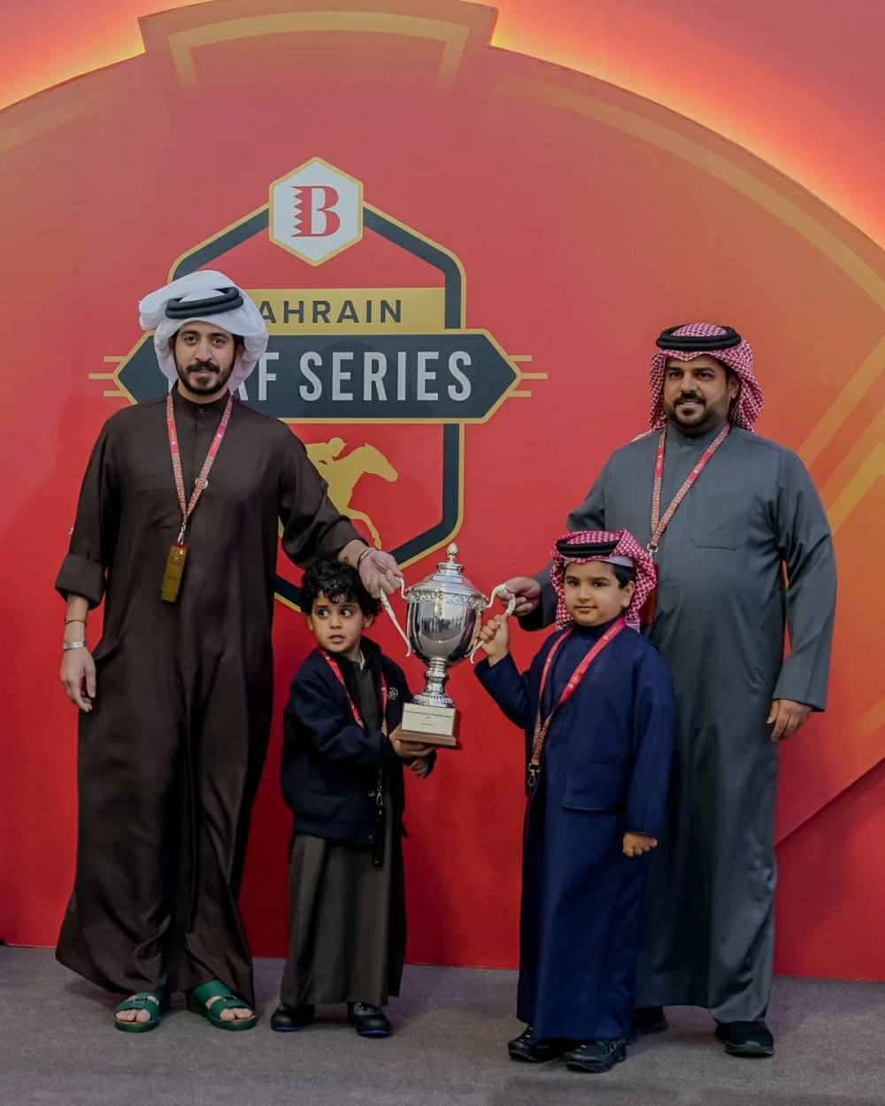خالد بن حمد وأنجاله يتوجون الفائزين بسباق مهرجان العيد الوطني بنادي راشد