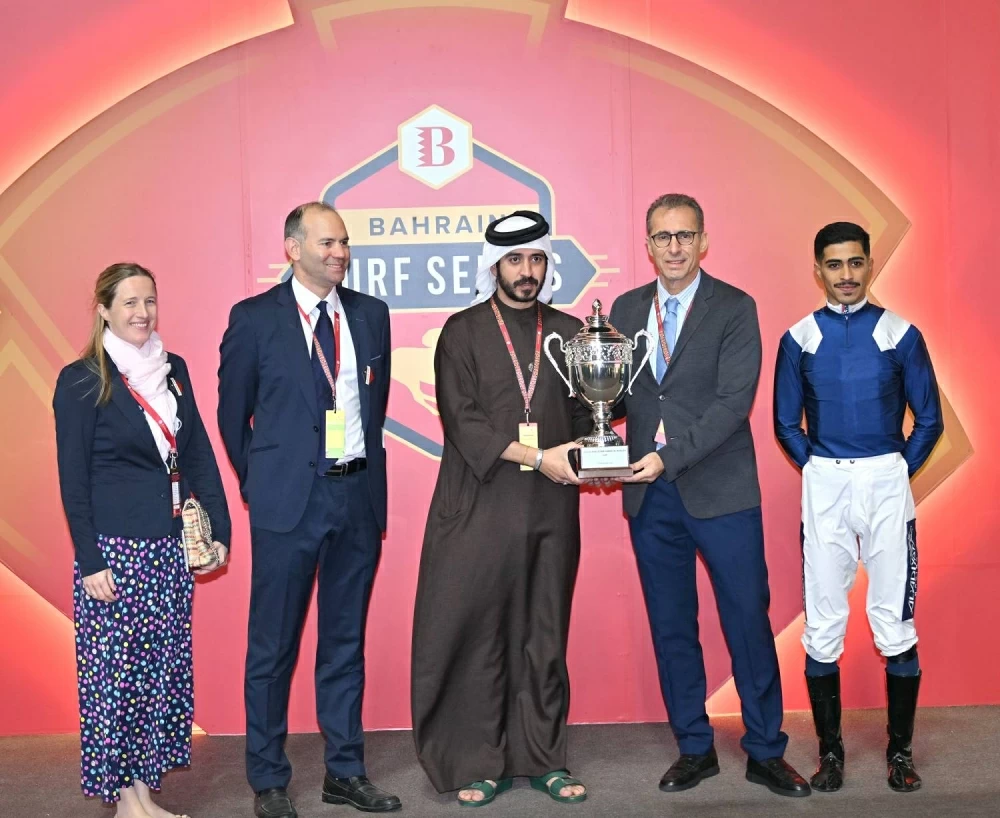 خالد بن حمد وأنجاله يتوجون الفائزين بسباق مهرجان العيد الوطني بنادي راشد