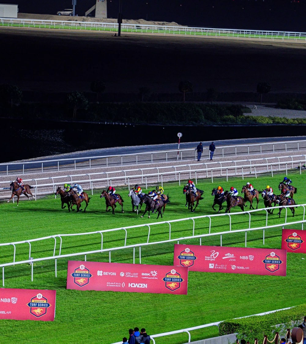 خالد بن حمد وأنجاله يتوجون الفائزين بسباق مهرجان العيد الوطني بنادي راشد