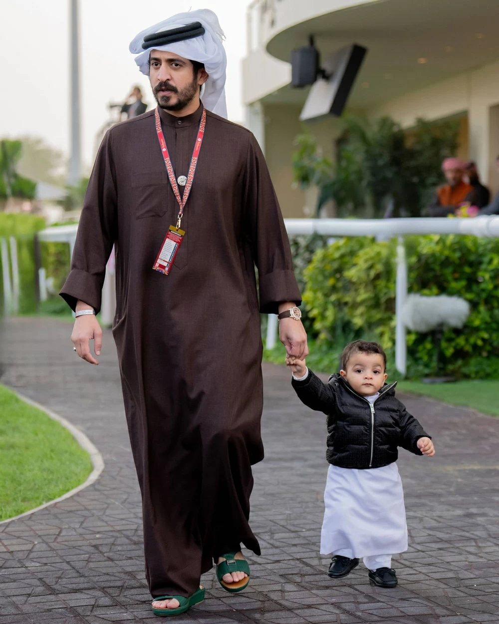 خالد بن حمد وأنجاله يتوجون الفائزين بسباق مهرجان العيد الوطني بنادي راشد