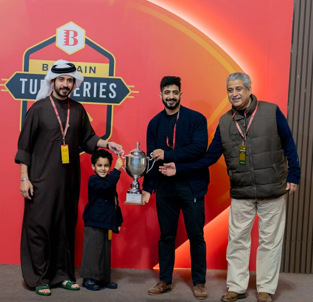 خالد بن حمد وأنجاله يتوجون الفائزين بسباق مهرجان العيد الوطني بنادي راشد