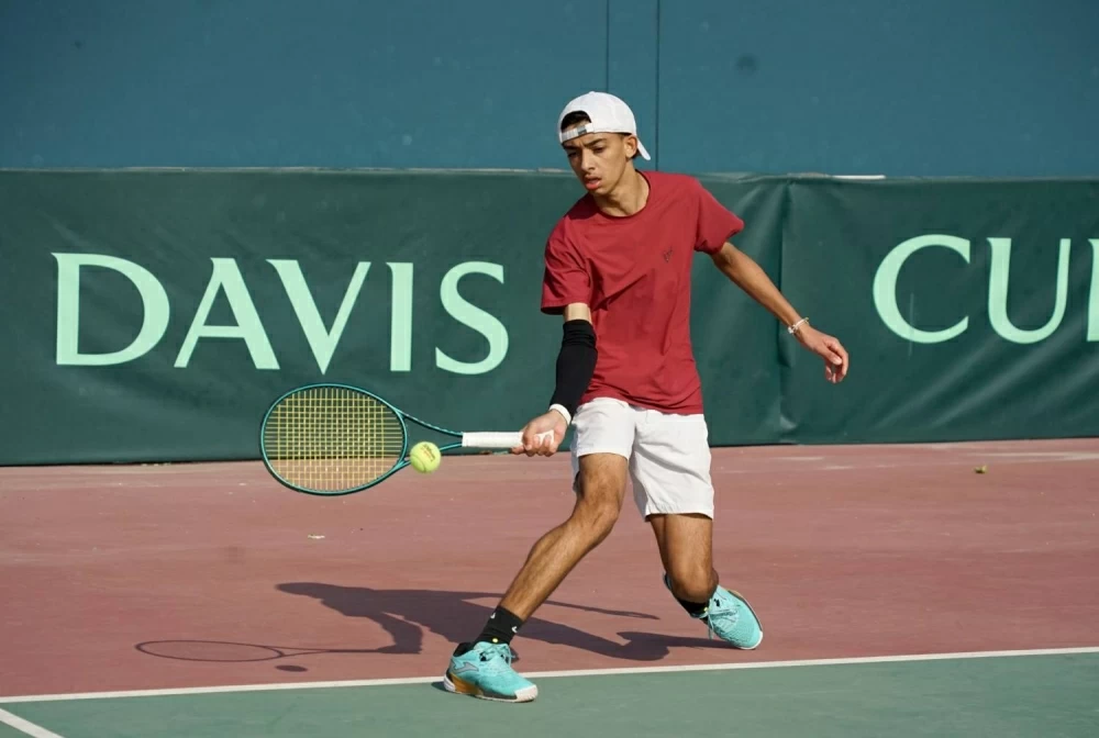 البحريني أحمد السيد يتقدم إلى الدور الثاني بالبطولة العربية للتنس للناشئين 